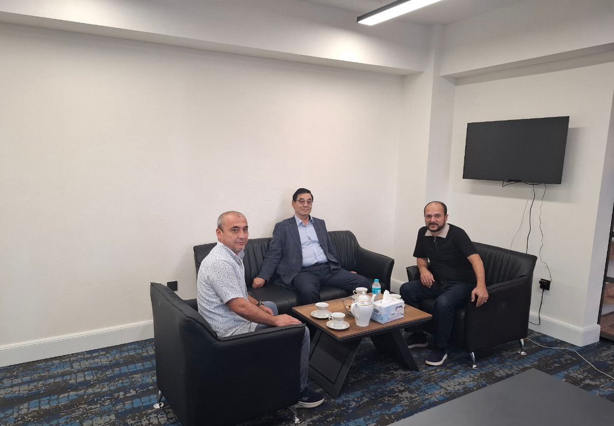 Mo‘g‘ulistonning O‘zbekiston Respublikasidagi Favqulodda va Muxtor Elchisi Janob Daadanxuu Batbaatar “Uzbek Overseas Geology Company”sining Mo‘g‘ulistondagi vakolatxonasiga rasmiy tashrif buyurdi. Tashrif davomida kompaniya direktori Xayitboy Omonov va uning o‘rinbosari Avzal Mirabdullayev elchi bilan uchrashib, kompaniyaning xalqaro hamkorlik yo‘nalishlari, jumladan, Mo‘g‘ulistonning “Mon-Atom” kompaniyasi bilan imzolangan hamkorlik shartnomasi doirasida amalga oshirilayotgan qo‘shma loyihalar haqida batafsil ma’lumot berdilar.